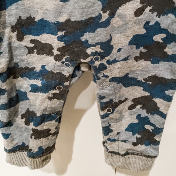 12 months Blue Camo Jersey Onesie for tot - Picture 7 of 7